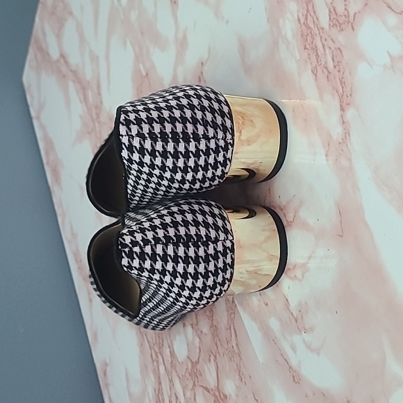 EUC Ann Taylor Black White Chevron Gold Heel Pointed Toe Flat Sz 7.5M - Picture 5 of 7